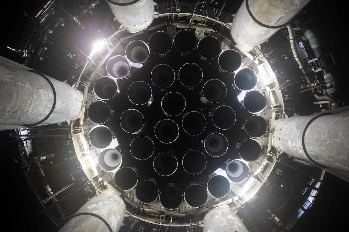 Розгінні двигуни Super Heavy Starship перед тестуванням на початку цього року. Одне з виправлень SpaceX включає додавання щитів між двигунами, щоб вибух, який вимкнув один із них, з меншою ймовірністю вивів із ладу сусідні двигуни